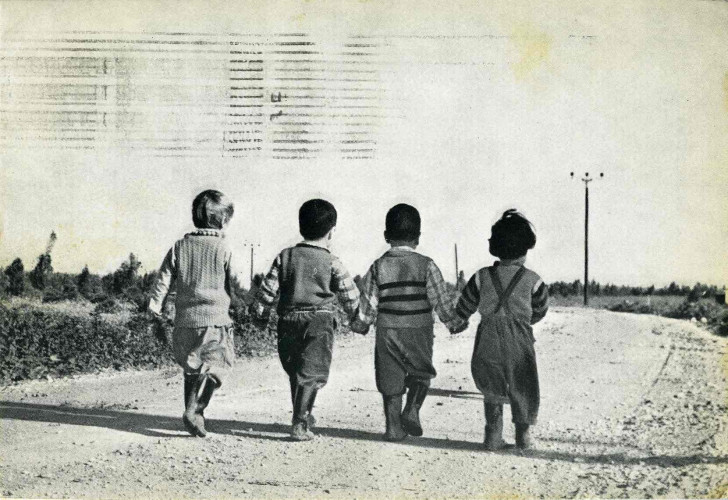 ילדים צועדים