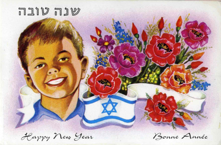 ילד משקה פרחים